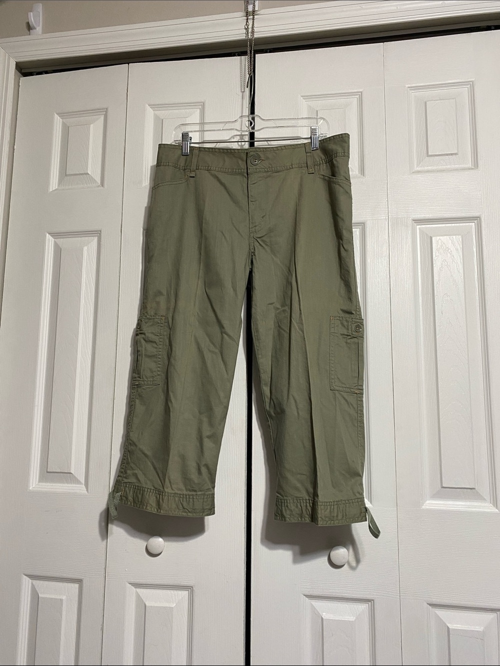 Levi’s khaki green cropped cargo pants size 10